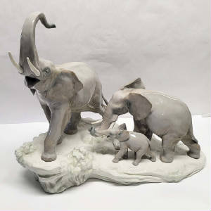 LLADRO WALKING ELEPHANTS