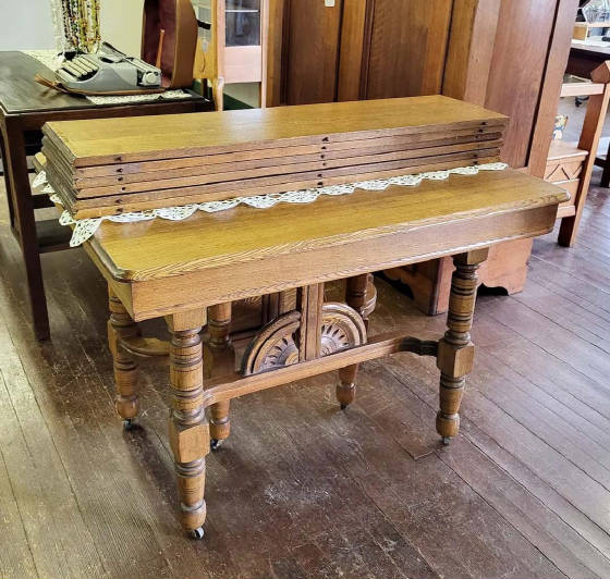 OAK TABLE WITH 6 LEAVES