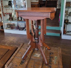 VICTORIAN WALNUT SIDE TABLE