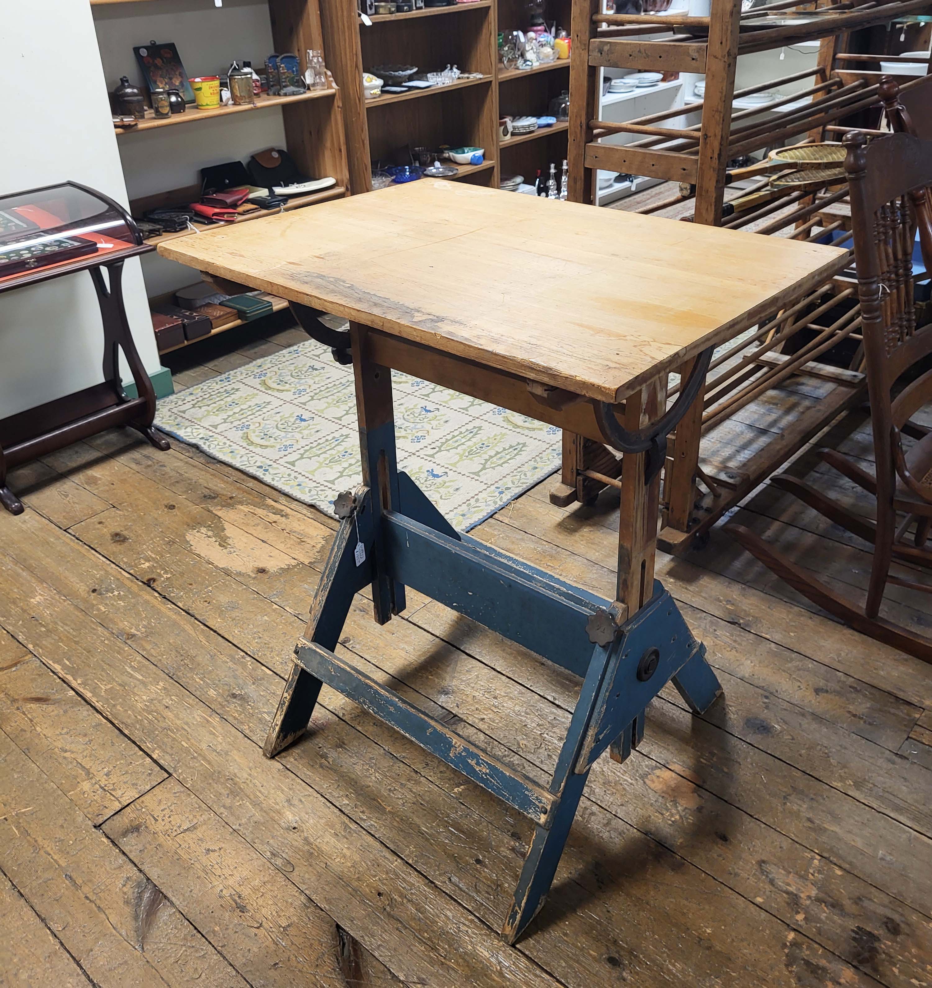 ADJUSTABLE DRAFTING TABLE