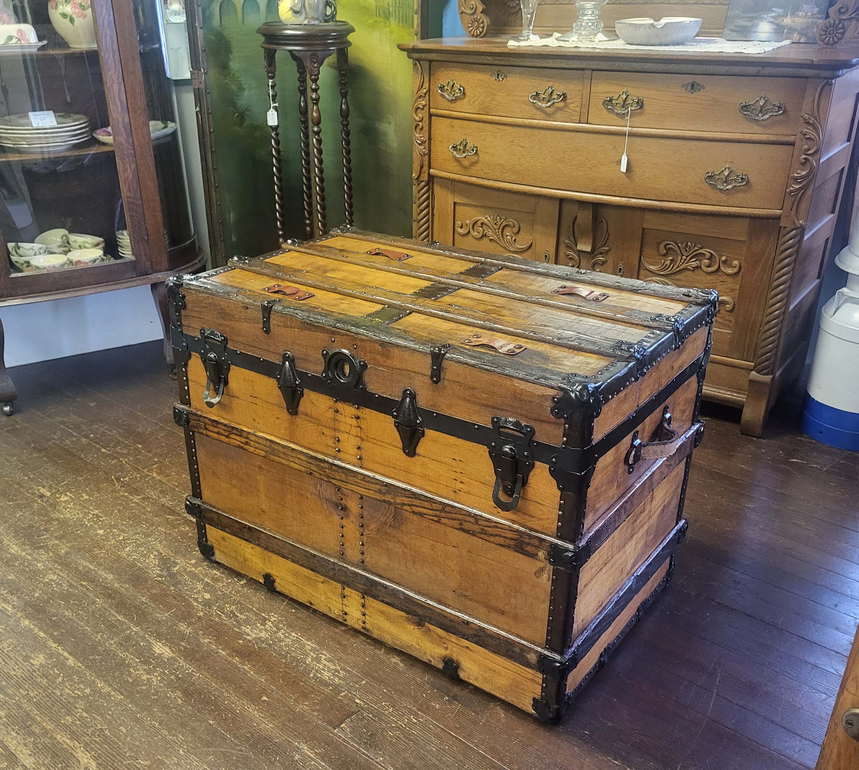 ANTIQUE WOODEN STEAMER TRUNK